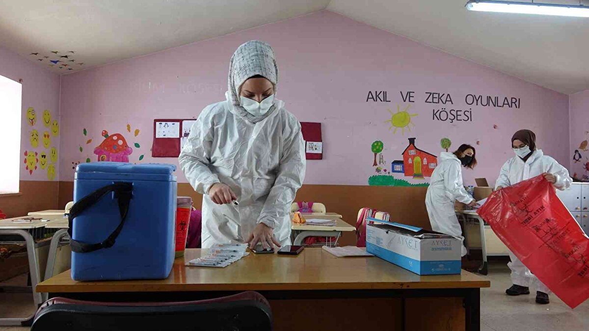 Beşiktaş köyünde yaşayan Akif Topçu da ekibin kar, kış demeden evlerine kadar geldiğini belirterek, "Allah kendilerinden razı olsun. Evime kadar gelip annem ve babamın aşısını yaptılar. Çok teşekkür ediyorum. ifadelerini kullandı.<br>