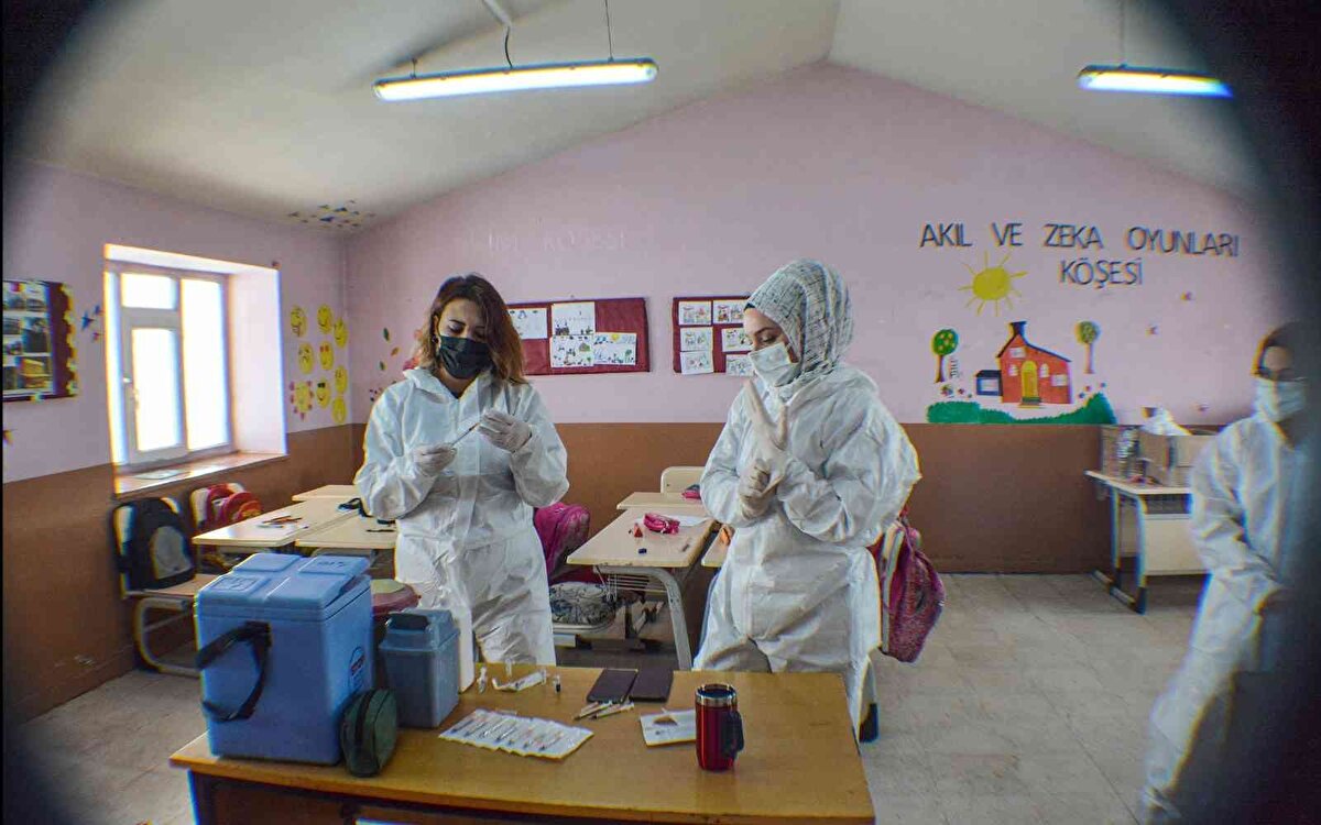 Merkeze bağlı Beşiktaş ve Tepeler köyünde çalışma yapan ekipler, vatandaşları okulda aşıladıktan sonra evinden çıkma imkanı olmayanların da ayağına giderek aşısını yaptı.<br>