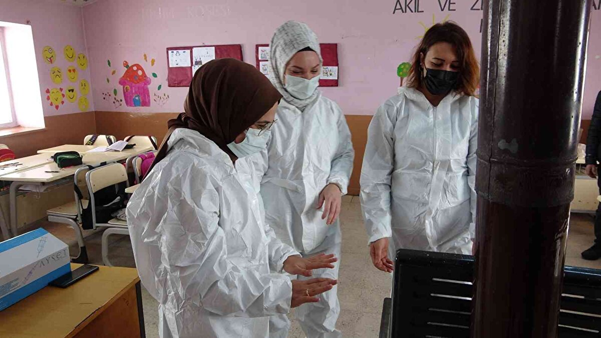 Aşı hizmetini en ücra köylerdeki vatandaşlara da ulaştırmak için gayret ettiklerini ifade eden Korkamaz, "Kar ve soğuk havanın yanı sıra zaman zaman köpek saldırıları bile oluyor. Ama biz tüm bu zorluklara rağmen aşılama çalışmalarını yapıyoruz. Vatandaşımızdan tek istediğimiz, aşı olsunlar." dedi.<br>