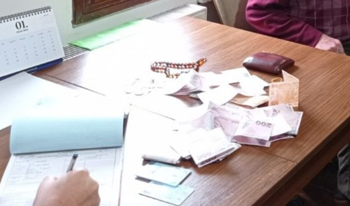 Burada B.T.’nin üstünü arayan Zabıta ekipleri, 6 bin TL nakit para buldular. Parayı tutanakla teslim alan ekiplere, B.T. isimli şahıs uzun süre dil döktü.Para miktarının çok olması nedeniyle hırsızlıktan da şüphelenen zabıta ekiplerine B.T., parayı çalmadığına inandırmak için yemin etti.Ancak dilenerek kazandığı 6 bin TL’yi teslim etmekten kurtulamadı. Diğer taraftan aynı şahsın daha öncede yine zabıta ekipleri tarafından yakalandığı ve yapılan aramada üzerinden 11 bin TL çıktığı öğrenildi.<br><br>Zabıta ekipleri B.T. isimli şahsın dilenerek kazandığı paraya el koyan zabıta ekipleri, ayrıca "Kabahatler Kanunu" gereği cezai işlem uyguladı.<br>