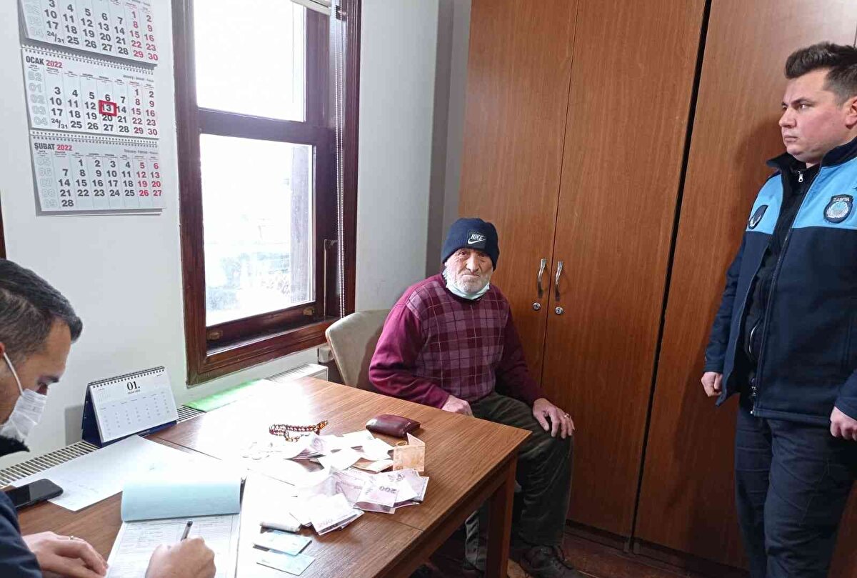 Düzce'nin şehir merkezindeki vatandaşlar, kaldırımlarda dilenen şahsı 153 Beyaz Masa hattına şikayet ettiler.<br><br>