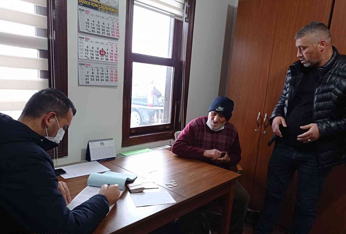 Gelen şikayet üzerine harekete geçen Düzce Belediyesi Zabıta ekipleri B.T. isimli şahsı İstanbul Caddesi üzerinde yakalayarak, Zabıta Müdürlüğü’ne götürdü.<br><br>