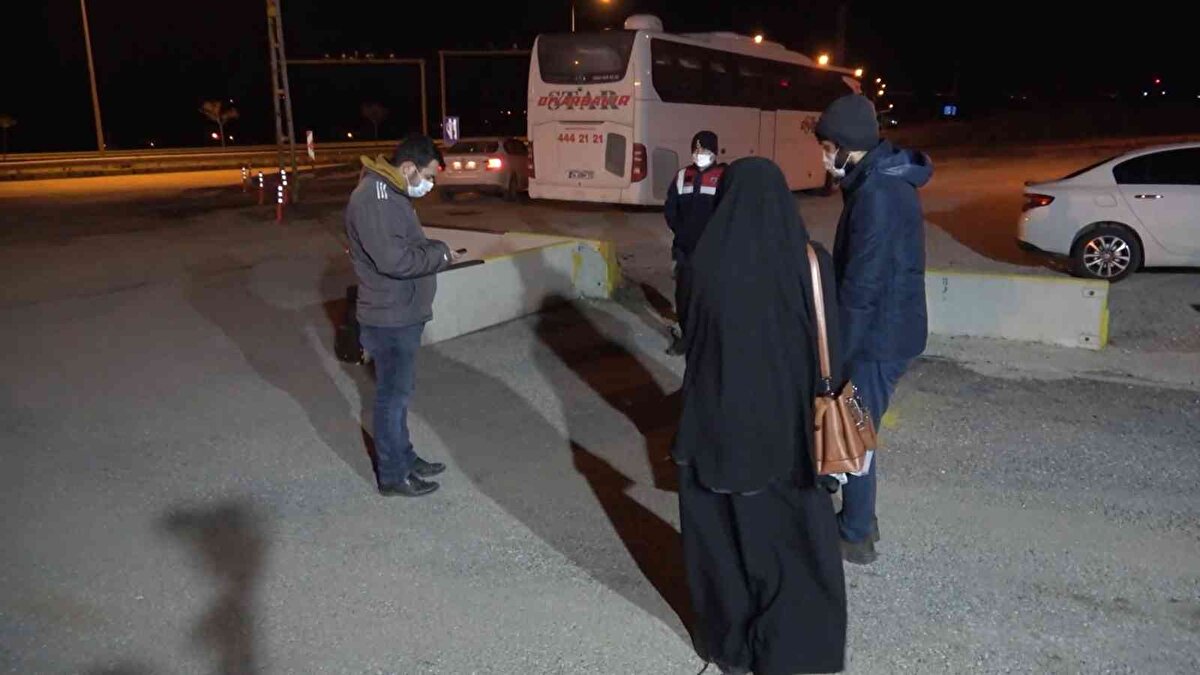 Jandarma ekiplerince, asayiş ve Covid-19 tedbirleri kapsamında yolcuların GBT (Genel Bilgi Toplama) sorgulaması yapıldı.<br>