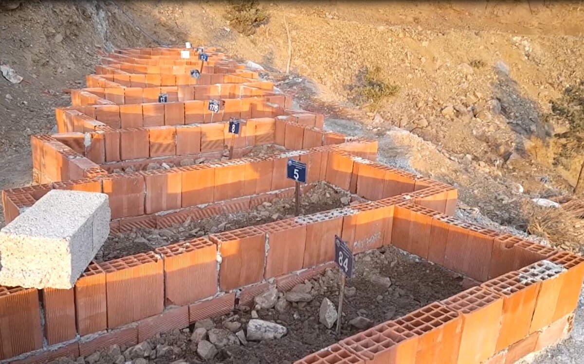  İlçede defin işlemleri yeni yerleşim yerinde yapılırken, sular altında kalacak olan mevcut ilçede bulunan mezarlıkların taşınma işlemi de sürüyor.