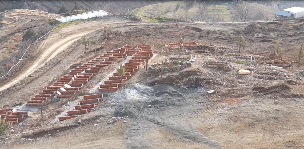 Artvin'in Yusufeli ilçesinde Çoruh Nehri üzerinde yapımı süren ve 275 metre gövde yüksekliği ile Türkiye'nin en yüksek, dünyanın ise 'çift eğrilikli ince kemer baraj tipi' kategorisinde 3. en yüksek barajı olacak Yusufeli Barajı nedeniyle sular altında kalacak ilçenin yeni yerleşim yerinde çalışmalar devam ediyor. 