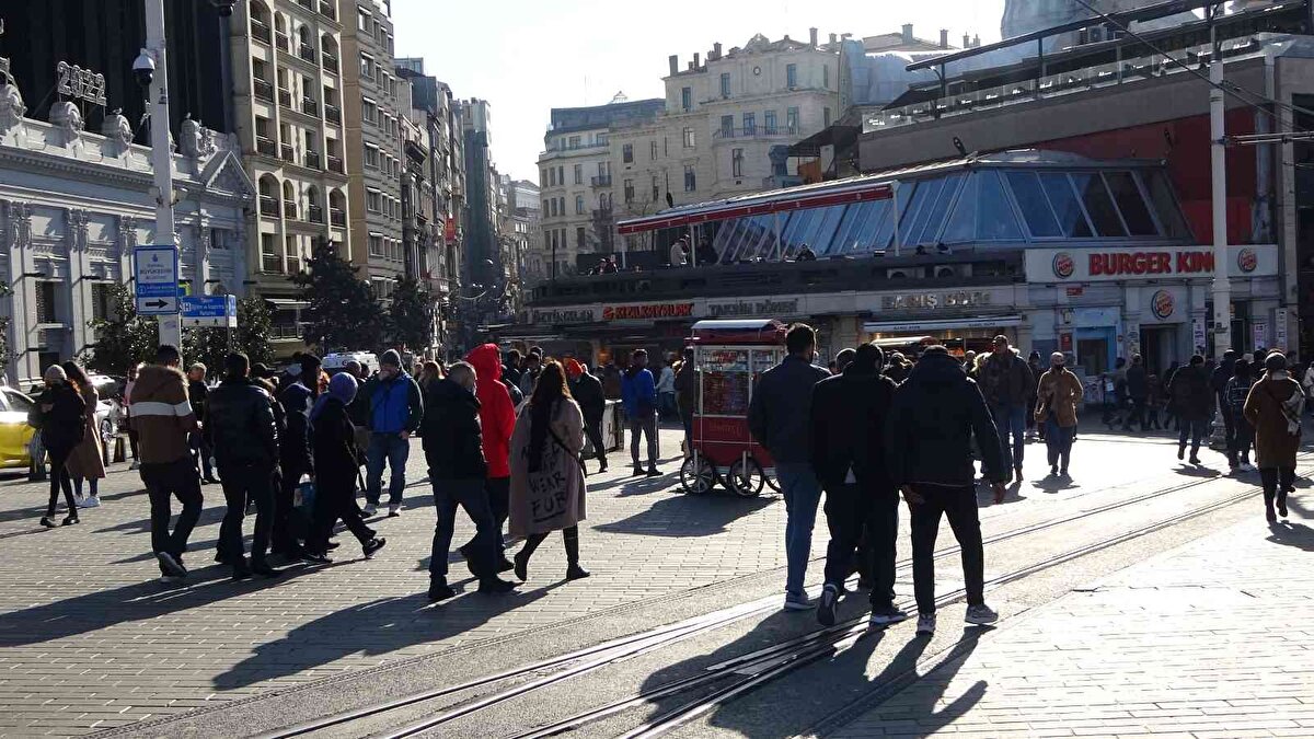Yazdan kalma günleri aratmayan Taksim’de adım atacak yer kalmadı.<br><br>