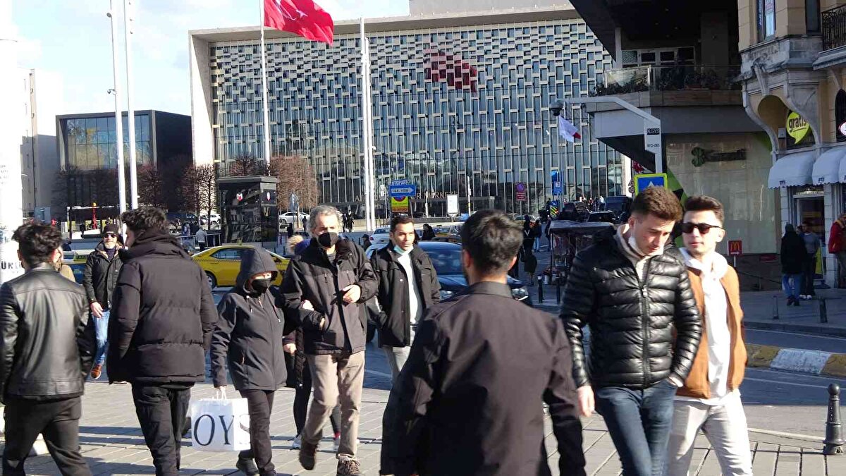Ocak ayında güneşli havayı ve hafta sonunu değerlendirmek isteyen vatandaşlar Taksim Meydan’a ve İstiklal Caddesi’ne akın etti.<br><br>