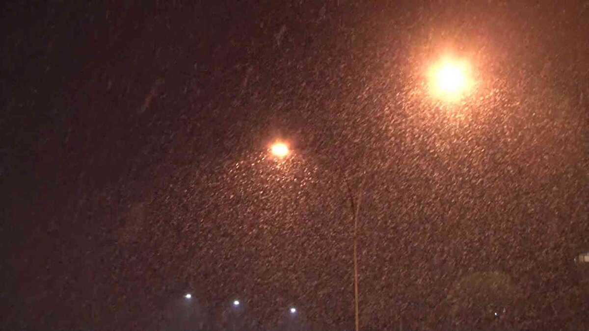  Kar yağışının keyfini çıkarmak isteyen vatandaşlar Çamlıca Tepe'sine çıktı. Beyaza bürünen Çamlıca tepesine çıkan vatandaşlardan bazıları tepede hatıra fotoğrafı çekilirken bazı vatandaşlarda kar topu oynadı.