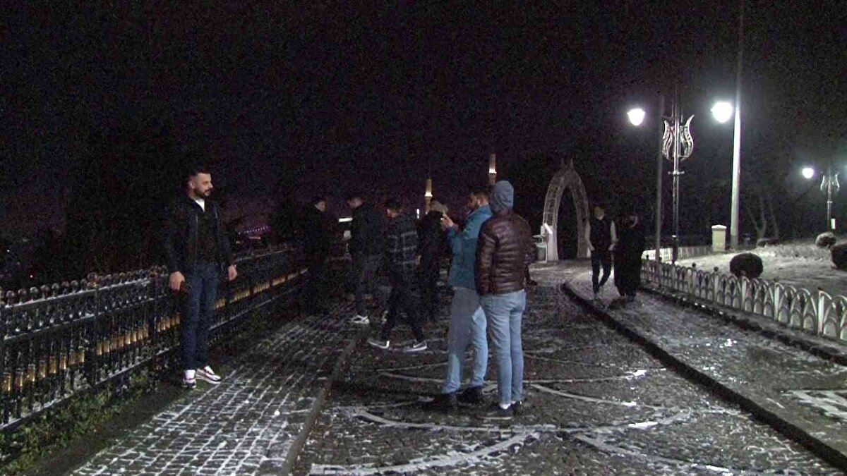 Kar yağışı sonrası Çamlıca Tepesi'ne çıkan Ahmet Kemal Çetin, " Bayağıdır kar tatiline gidememiştik, aslen Alanyalıyız mevsimden dolayı orada da fazla kar yağmadığı için gelelim dedik. Burada da Çengelköy'de oturuyorum oraya da fazla yağmıyor gidelim dedik. Hem Fotoğraf çekindik hem de oynadık. Hafta sonu olduğu için bize de eğlence çıktı. "dedi.