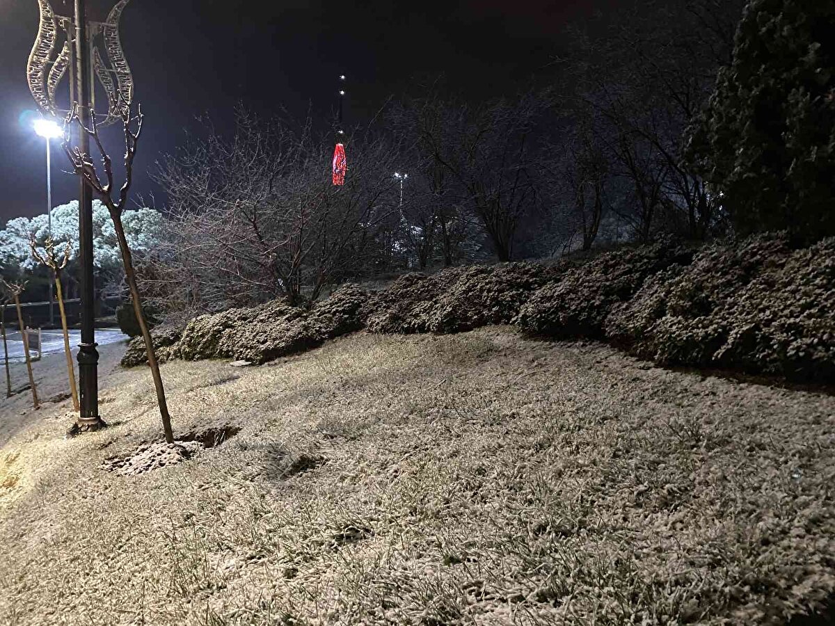 Akşam saatlerinde İstanbul'da beklenen kar yağışı başladı. Kısa süreli olan kar yağışı kentin genelinde etkili oldu. Anadolu Yakası'nda da etkili olan kar yağışı sonrası şehrin yüksek noktaları beyaza büründü. 