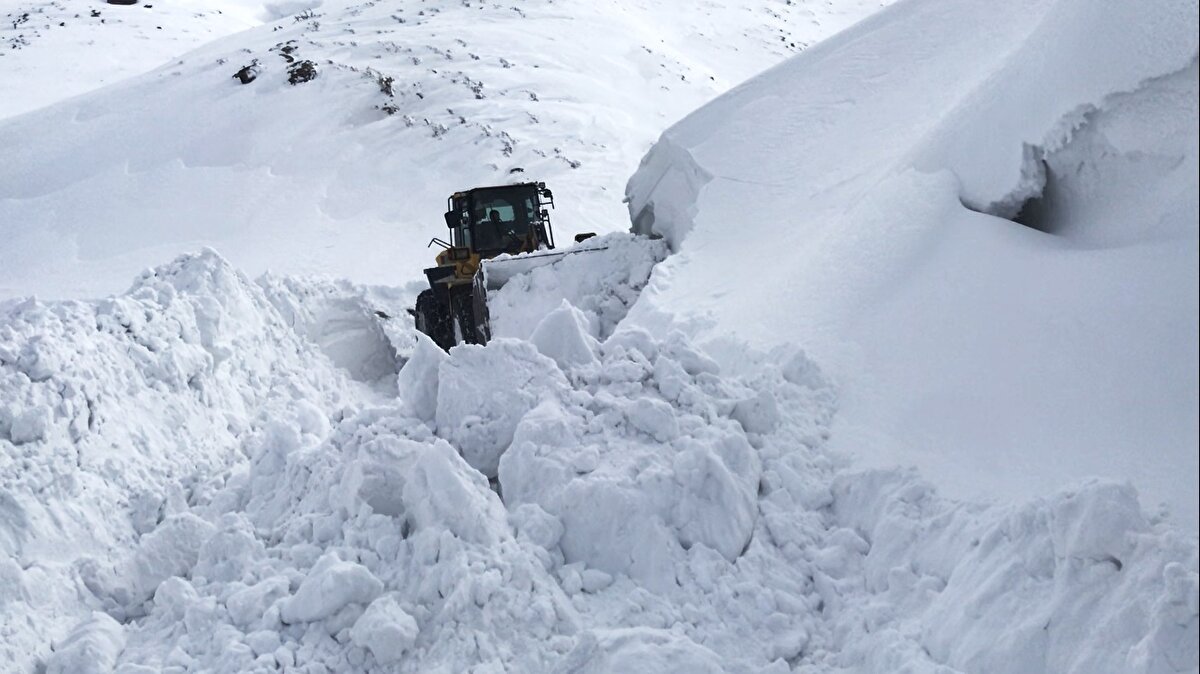 Zaman zaman tipi ve fırtınanın çalışmaları zorlaştırdığı yolda ekipler, çığ tehlikesi korkusu altında adım adım ilerliyor. Kar kalınlığının iş makinelerinin boyunu aştığı yolda, temizleme çalışması sonrasında adeta kardan tüneller oluşuyor. Özellikle kar kalınlığının 5 metreyi bulduğu kısımlarda ilerlemekte zorlanan ekipler, 1 kilometrelik yolu 1,5 saatte ulaşıma açabiliyor.