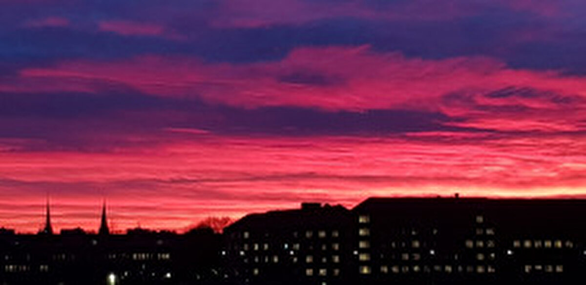 Kuzey Işıkları, yeryüzünün manyetik alanı ile Güneş'ten gelen yüklü parçacıkların etkileşimi sonucu ortaya çıkıyor.