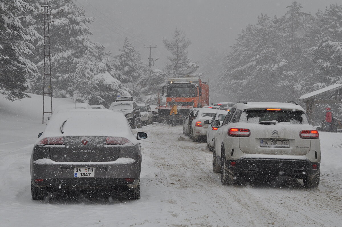 Trafik ekipleri, sürücülerden hava ve yol şartlarına uymalarını, kış lastiği olmadan yola çıkılmamasını, araçlarda mutlaka zincir, takoz ve çekme halatı bulundurulmasını istedi.<br><br>