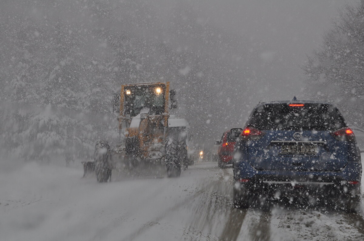 Anadolu Otoyolu ve D-100 kara yolunun Bolu Dağı kesiminde kar ve sis etkili oluyor.<br><br>