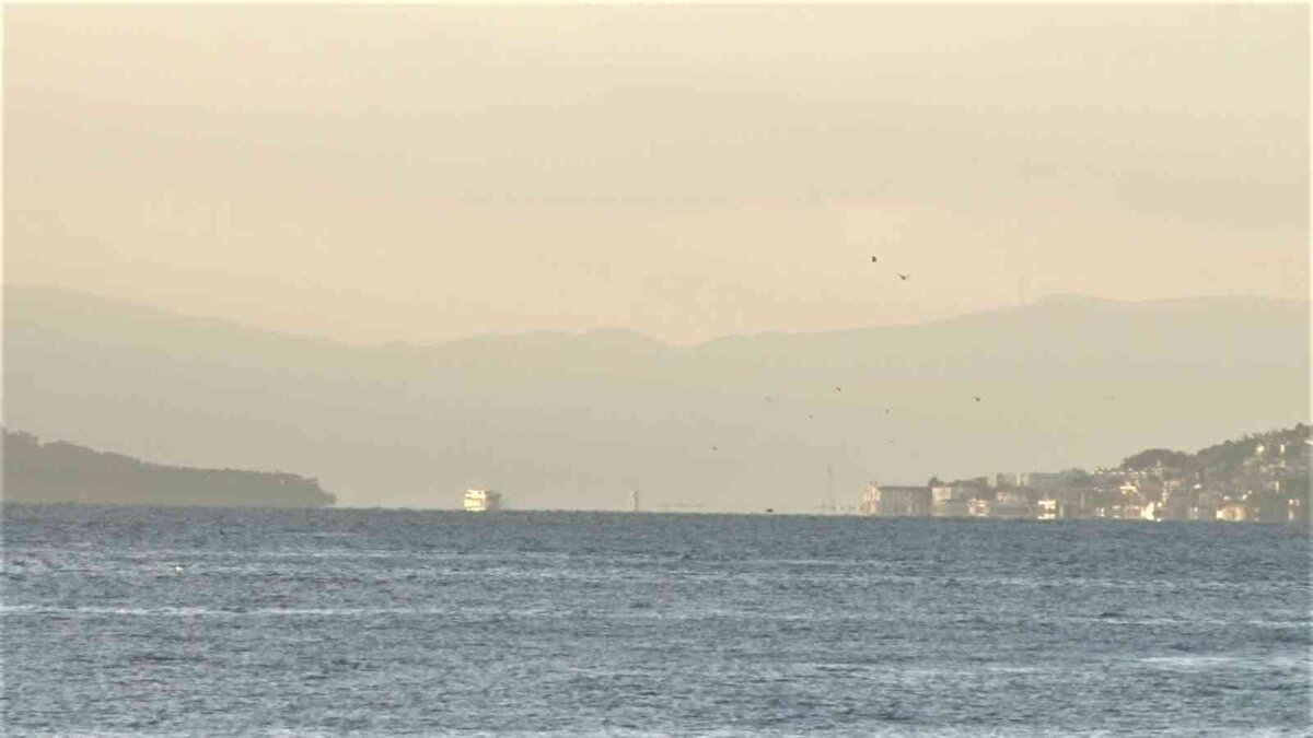 İlerleyen saatlerde ise, oluşan sis nedeniyle yeniden gözden kayboldu. Kartpostallık görüntü oluşturan o anlar havadan görüntülendi.