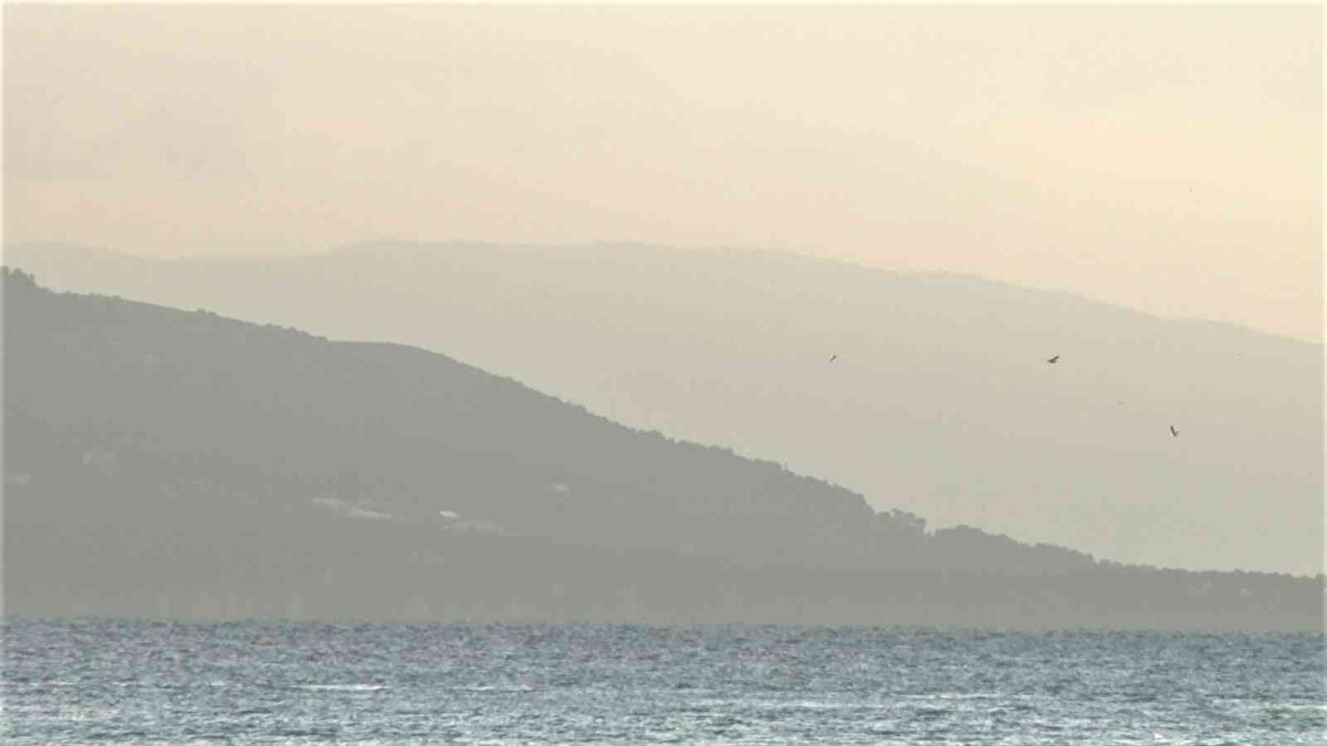 Sabah saatlerinde İstanbul'dan kilometrelerce uzaktan olan Uludağ'ın zirveleri göründü.