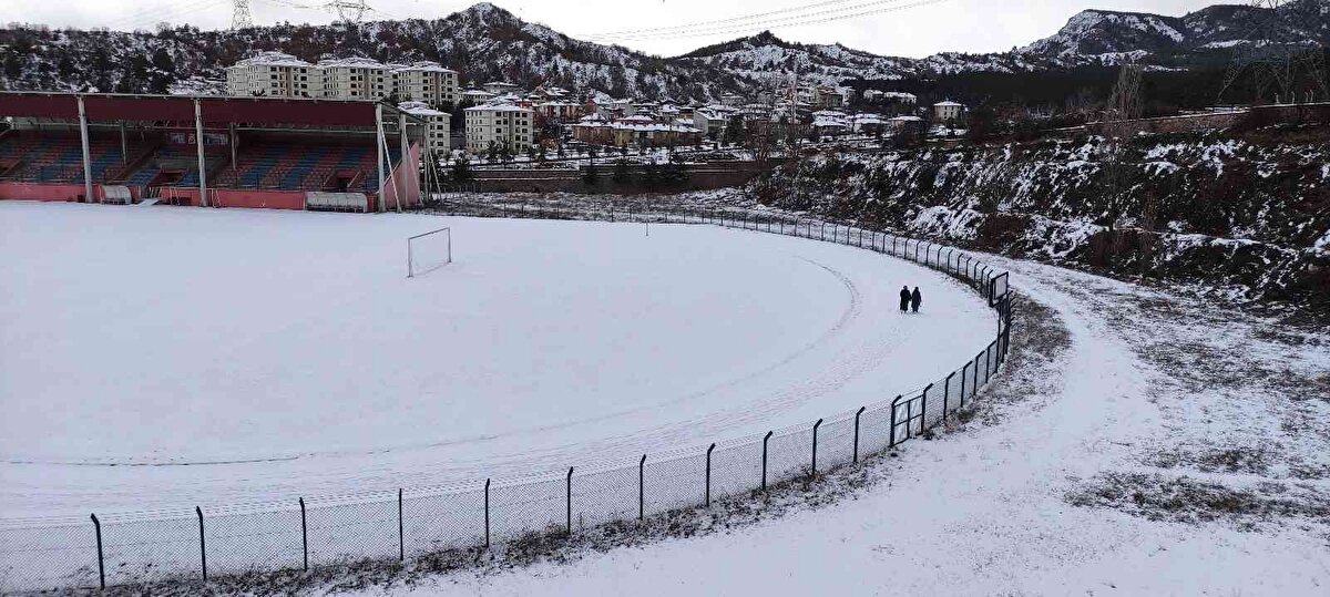 Kastamonu'nun Tosya ilçesi, dün yağan kar yağışı ile beyaza büründü. İlçede hava sıcaklığı ise sıfırın altında 13 dereceye kadar düştü