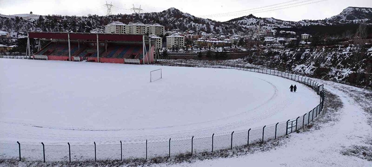 Kent buz keserken, Tosya Şehir Stadyumunda ise soğuğa rağmen yürüyüş yapan kadınlar ise görenleri şaşırttı. Vatandaşlar, soğuğa aldırış etmeden uzun süre stadyumda yürüyüş yapan kadınları, cep telefonu ile görüntüledi.