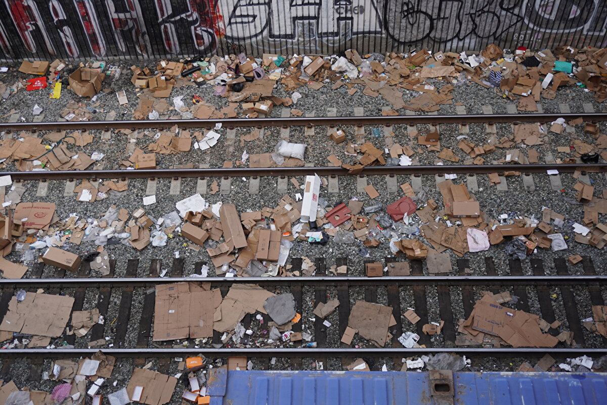 <br>Hırsızlardan ülkenin perakende devi Amazon'un yanı sıra, spor giyim markası REI ve kargo firmalarının trenleri de nasibini aldı.