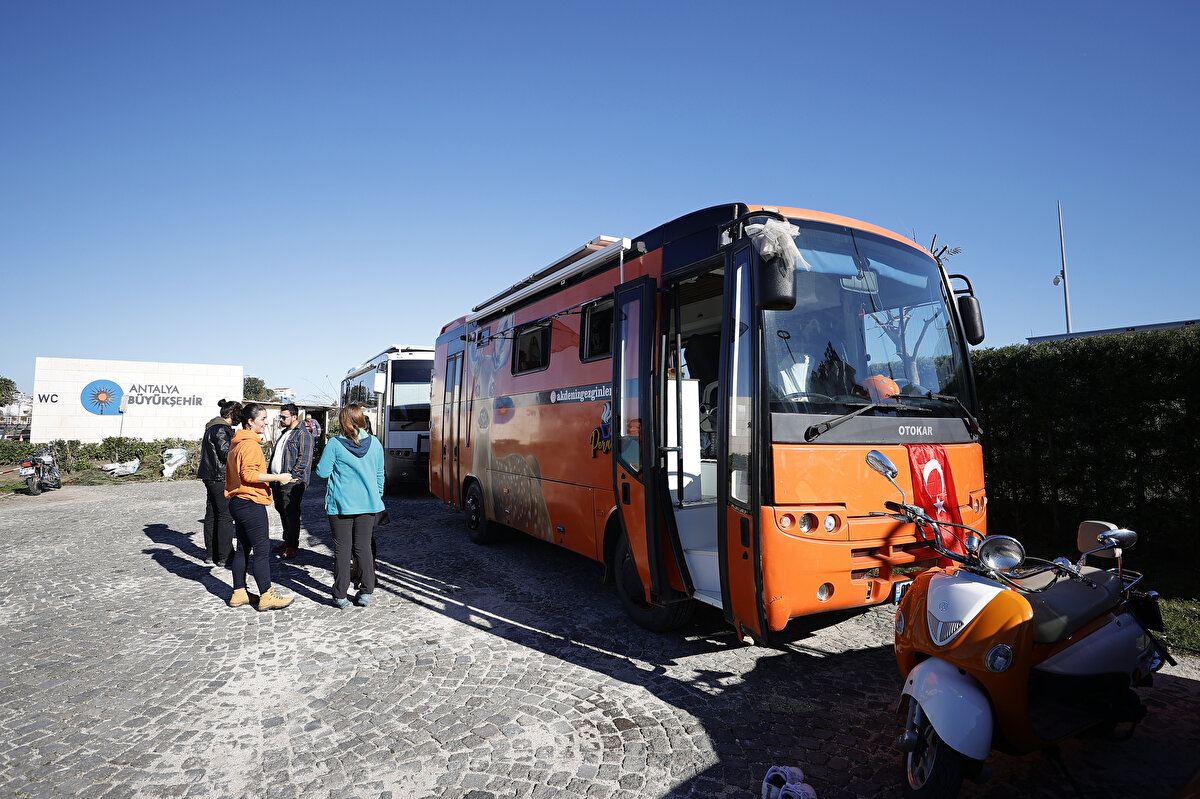 Antalya’da nişanlıyken aldıkları otobüsü, evlenene kadar lüks bir karavana çeviren Yağmur ve Mert Kaybaki çifti 6 aydır yaşamlarını karavanda sürdürüyor. Her gün başka bir manzara karşısında uyanmanın keyfini yaşayan çift, karavanlarına ‘yeni gelin’ karavanı diyor. Yeni evlenen çiftler gibi ev düzmek yerine karavan düzen çift, ailelerinden de bu konuda tam destek aldı. Genç çifte, düğünde takı yerine otobüs lastiği bile takıldı. Çiftin istediği ise güvenlikleri için Antalya’da bir karavan parkının olması.<br>