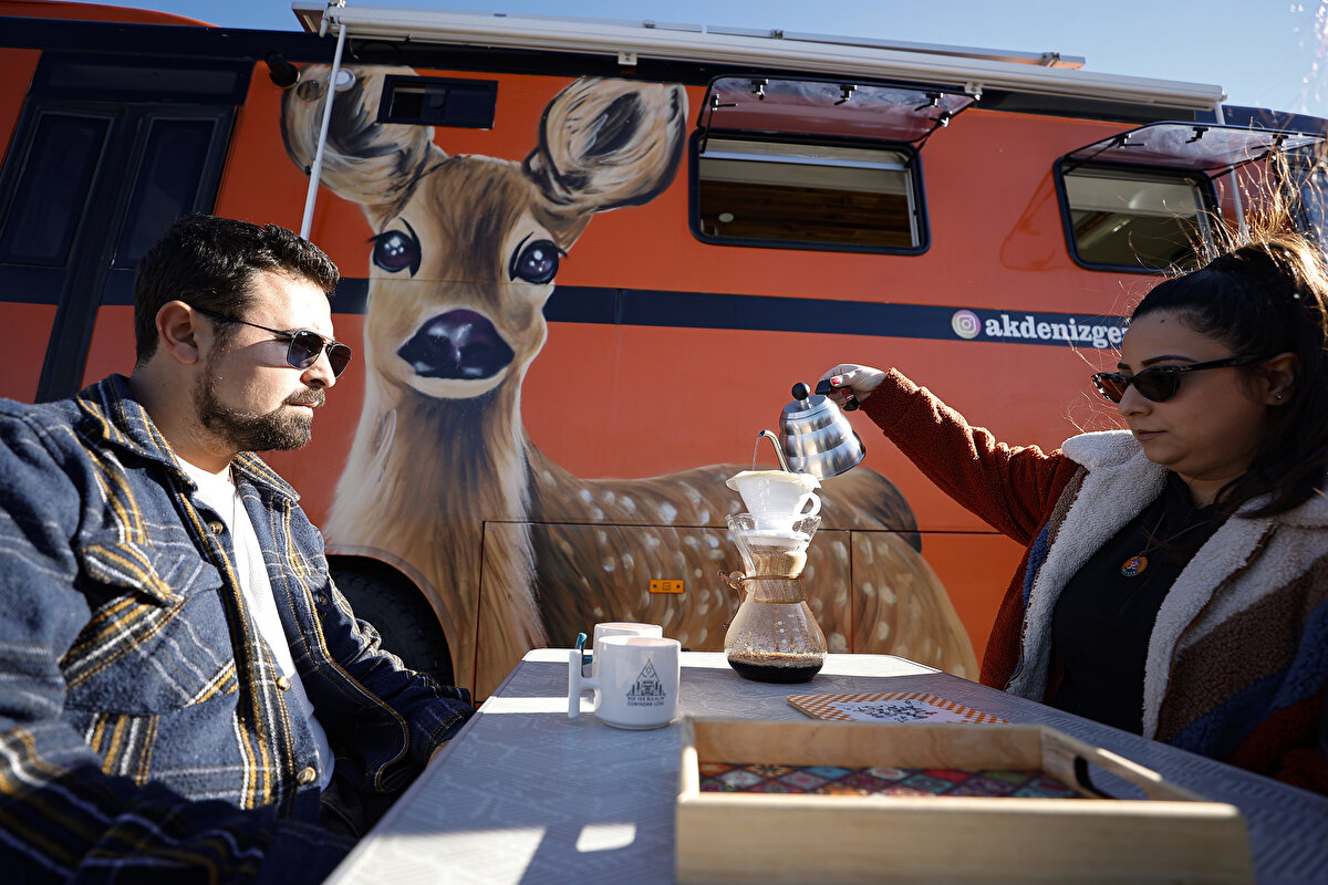 Düşündük ki hem eve bir masraf yapacağız hem de karavan alacağız bu çok büyük bir yük. Karavanı biraz büyük tutup direkt içinde yaşayalım dedik. Hemen bir otobüs araştırmaya başladık. Ankara’da eşimin kuzeni bu otobüsü buldu. Sonrasında getirttik Ankara’dan. Hemen otobüsü nerede yaptırabiliriz diye araştırmaya başladık. Karantinaydım o esnada sürekli otobüsün içi için çizim yaptım. En son bu halini çizdim. Karavan firmasın da onaylayınca yapım başladı” dedi.<br>