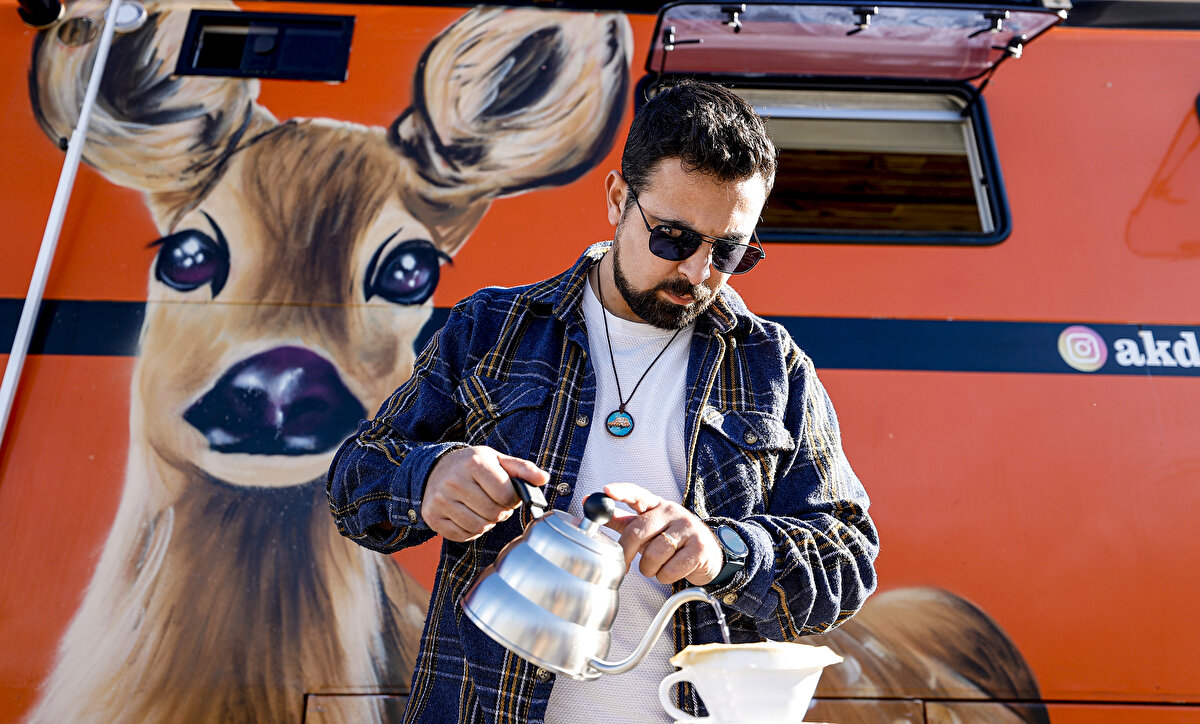 Karavanı ‘yeni gelin’ karavanı olarak adlandırdığını belirten Yağmur Şahinoğlu Kaybaki, “ Otobüste ilgili sürekli hayal kuruyorduk. Biz de otobüsü karavana dönüştürebileceğimize emindik. İlk geldiğinde aküsü bitmişti onu değiştirdik. Birçok çürük yeri vardı onları yaptırdık. Hiç olmayacağını düşünmedim hayalimden daha güzel oldu. Ben bu karavana yeni gelin karavanı diyorum. Benim hiçbir zaman zaten bir yeni gelin evim olmazdı. Ev tutsak da zaten 1+1 minik bir ev tutar çok sade döşerdik. Yeni gelin evi kavramı olmazdı bende” diye konuştu.<br>
