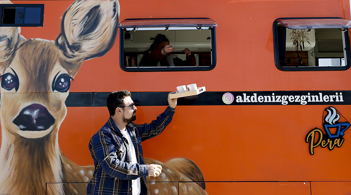 Otobüsten dönüştüğü için bazen karavan olduğunu anlamayan insanlar olduğunu belirten Mert Kaybaki, “Bizim karavanda yaşadığımızı gören çevredeki insanların tepkileri çok olumlu oluyor. Merak ediyorlar, içeriyi görmek, tanışmak istiyorlar. Genel olarak olumlu ama karavan olduğunu anlamayanlar da oluyor otobüsten dönüştüğü için. Yolda giderken beni durdurup “Çallı’dan geçiyor mu?” diye soranlar oluyor. Bir keresinde de karavanın dışındaki ceylanlara bakıp “Orman Bakanlığı değil mi?” dedi. Böyle değişik tepkiler alıyoruz” açıklamalarında bulundu.<br>