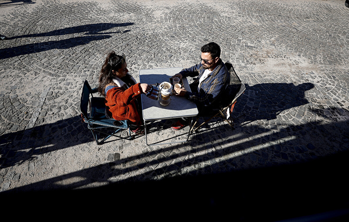 Otobüsten dönüşen karavanın maliyetini anlatan Mert Kaybaki,” Otobüs 2007 model. İyi bir pazarlıkla 66 bin TL’ye aldık otobüsü. Normal şartlarda daha uygun bir fiyata otobüsü alıp daha uyguna mal etmekti amacımız. Tam zamanlı yaşayacağımız için arabamızda iyi olsun, içini de iyi yapalım dedik. Aracın tamamını 250 bin TL’ye mal ettik. Yağmur’un dayısı düğün hediyesi lastik taktı bize. Bir eve misafirliğe gittiğimizde bayağı bir yabancılık çekiyoruz, karavana çok alıştık. Bir çocuğumuz olursa karavanı büyütüyoruz, karavandan vaz geçmeyiz” ifadelerini kullandı.<br>