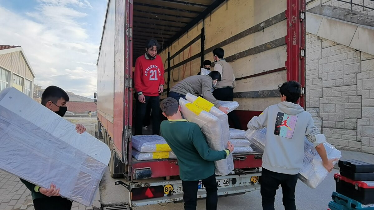 "Bunun dışında birçok özel firmaya fason iş yapmaktayız. Bunlardan birisi de bu yıl ilk kez gerçekleştirdiğimiz Antalya Alanya Ümit Altay Mesleki ve Teknik Anadolu Lisesi'nin otel odalarıydı. 32 adet otel odası yaptık. Siparişlerimizi bir ay önce almıştık. Şu an itibarıyla siparişlerimizi bitirdik. Alanya'ya şu anda TIR'ımız yüklenmekte. Gece TIR'ımız yola çıkıyor, sabah orada olacak. Buradan da 3 öğretmen, 5 öğrenciden oluşan ekimizle biz de yola çıkıyoruz. 3 gün içinde de Alanya'daki kurulumları tamamlayıp dönmeyi planlıyoruz.