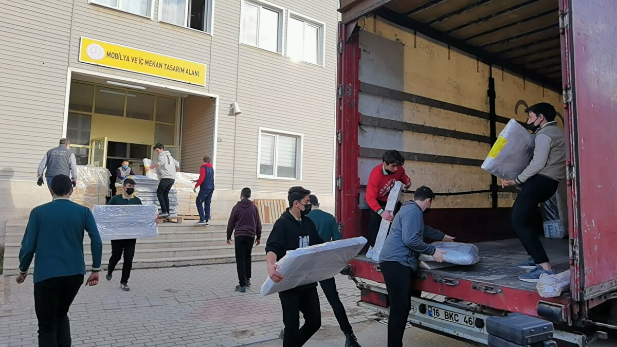 Öğrencilerimiz, okulumuzun döner sermaye çalışmalarına yüzde 80-90 katılmaktadır. Döner sermaye çalışmalarındaki en büyük amacımız öğrencilerimizin daha fazla eğitim görmesi, daha fazla makinelerle çalışması ve öğrenme seviyelerini daha üst seviyelere taşımaktır. Bu amaçla, okulumuzda döner sermaye çalışması yapıyoruz. Tabi öğrencilerimiz hem eğitim öğretim yaparken, aynı zamanda para da kazanıyorlar.