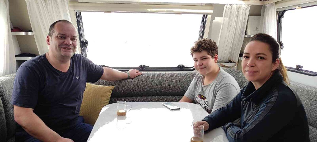 Aralık ayından Nisan ayına kadar Uludağ'da oteller bölgesinde karavanda kaldıklarını ifade eden Oytun Özbek, "Uludağ 2'inci oteller bölgesinde Burfaş'ın otoparkı var. Biz 2 yıldır sezonda burada kalıyoruz. Geçen kış burada 4 karavan geçirdik. Bu yıl karavancı arkadaşlarımız bizi yalnız bırakmadı. Bayağı karavancı buraya geldi. Bu yıl 8 Aralık'ta geldik, Nisan başına kadar burada kalırız' diye düşünüyoruz. Gün içinde çocuğumuz kayak yapıyor. Biz de eşimle birlikte kar manzarasının tadını çıkartıyoruz. Burada çok uygun fiyata kar tatili yapıyoruz. Burada sezonda verdiğimiz parayla insanlar 1 gece otelde konaklayabiliyor. Buranın bize sezonda 5 bin lira maliyeti oluyor. Şu anda burada 25 karavan var. Bu sayı sömestr tatilinde 50'ye çıkar" dedi.<br><br>