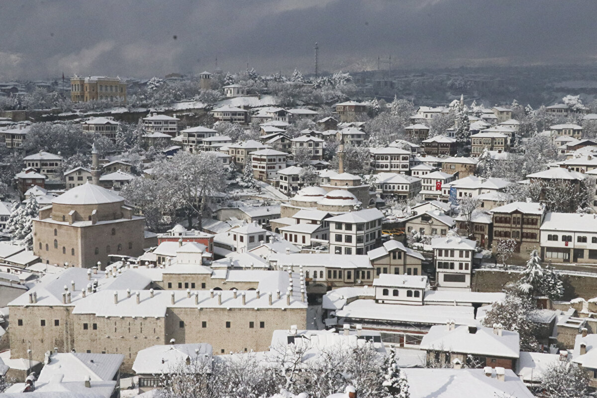 Tarihi ilçedeki Osmanlı döneminden kalma han, hamam, cami, çeşme ve konaklar, yağan karın ardından beyaz örtüyle kaplandı.<br><br>