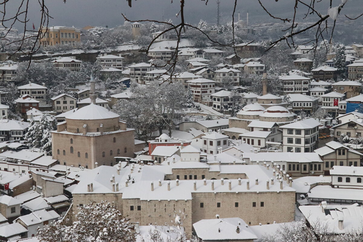 Karabük-Bartın kara yolunun 1030 rakımlı Ahmetusta Geçidi, Karadeniz illerini İstanbul'a bağlayan D-100 kara yolu, 2 bin rakımlı Keltepe Kayak Merkezi ve ilçelerin yüksek kesimleri de karla kaplandı.<br><br>