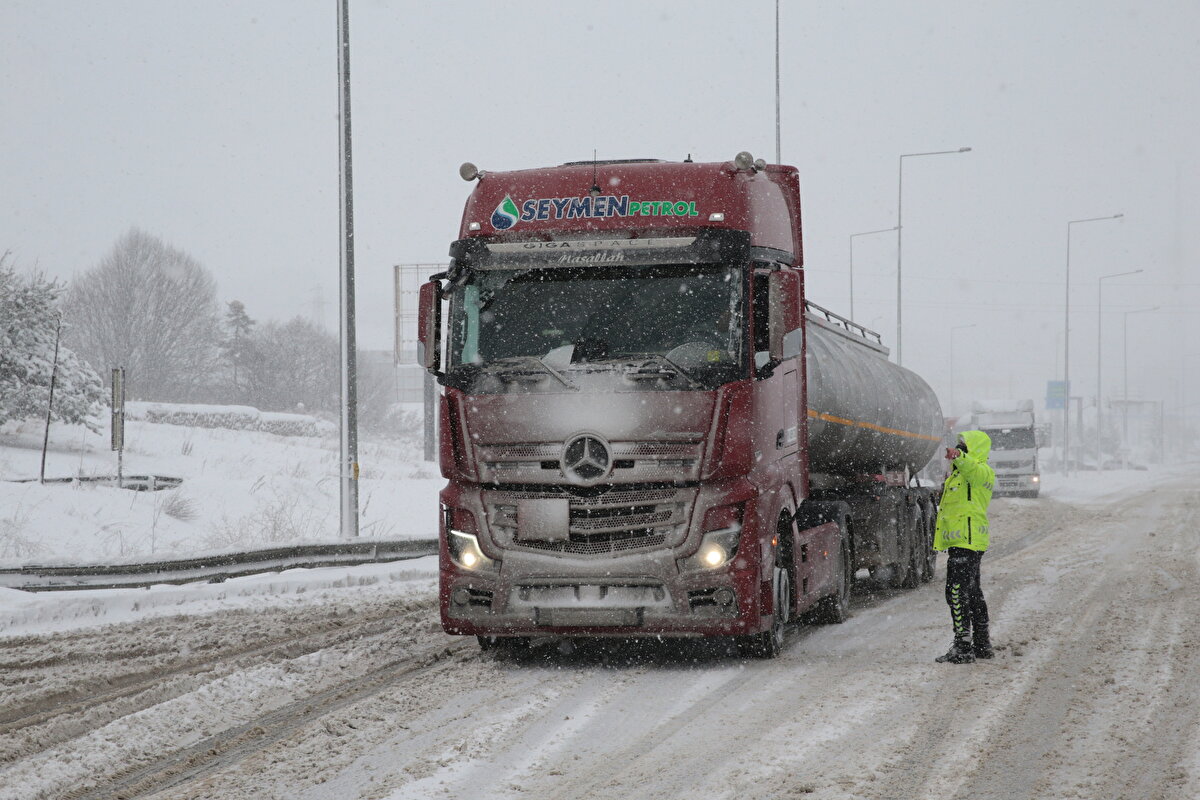 Ekipler tarafından yapılan kontrollerde, ağır tonajlı TIR'ların İstanbul ve Ankara istikametlerine gidişlerine izin verilmiyor.<br><br>