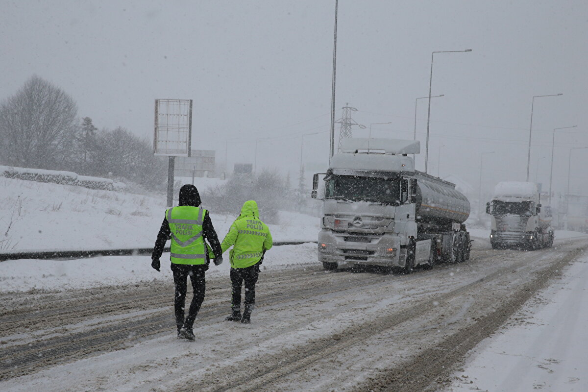 Trafik ekipleri, Bolu Dağı'nın Elmalık ve Kaynaşlı mevkisinde, kar yağışı ve buzlanma nedeniyle yolun ulaşıma kapanmaması için kontrol noktası oluşturdu. <br><br>