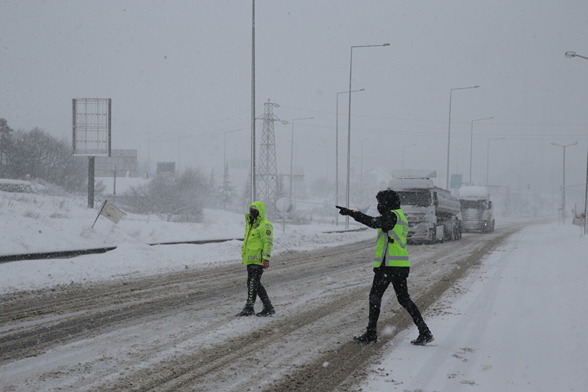 D-100 kara yolunun Bolu Dağı kesiminde, yoğun kar yağışı nedeniyle ağır tonajlı araçların geçişine müsaade edilmiyor.<br><br>