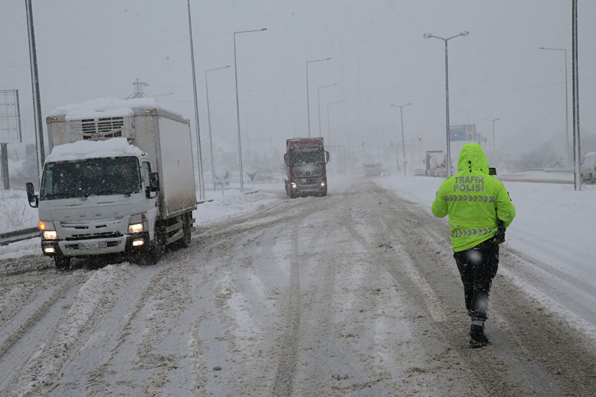 TIR'lar ve kamyonlar, yol güzergahlarında bulunan park alanlarına yönlendiriliyor.Kar yağışı, otoyolun özellikle Abant Kavşağı, Bolu Dağı Tüneli ve viyadükler, D-100 kara yolunun ise Dağkent, Yumrukaya, Seymenler ile Düzce kesimlerinde yer alan Bakacak, Karanlıkdere, Bıçkıyanı, Sarıçökek ve heyelan mevkilerinde etkisini gösteriyor.<br><br>Kar kalınlığının 50 santimetreye ulaştığı bölgede, Karayolları ekipleri tarafından kar küreme ve tuzlama çalışması aralıksız devam ediyor.<br><br>Bölgede görevli Bolu ve Düzce İl Emniyet müdürlüklerine bağlı ekipler, Bolu Dağı güzergahını kullanacak sürücülere uyarılarda bulunarak hava ve yol şartlarına uymaları, araçlarında kış lastiği bulundurmadan yola çıkmamaları gerektiğini söyledi.<br><br>Ekipler ayrıca sürücülerden araçlarında zincir, takoz ve çekme halatı bulundurmalarını, trafik işaret ve işaretçilerine uymalarını istedi.<br><br><br><br>