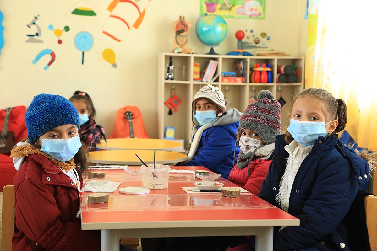 Öğrencilerin çok azimli olduğunu dile getiren Yılmaz, şöyle konuştu:<br><br>"Çocukların gözlerindeki isteği, umudu gördüğüm zaman çektiğim sıkıntılar bir anda kayboluyor. Kapıya adım attığım an geleceğe adım attığımı düşünüyorum. Okulda aslında geleceği doğru yürüyoruz. Ben de çocuklardan birçok şey öğreniyorum. Coğrafya kader olabiliyor ama o kadere teslim olmamak gerek. Kaderi irademizle şekillendirebiliriz."