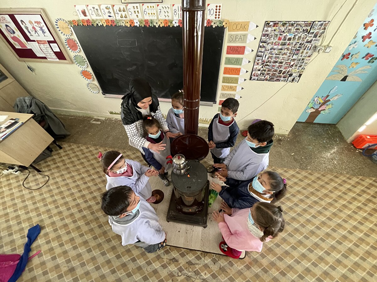 Ailesiyle Muğla'da yaşayan ve aslen Mardinli olan 26 yaşındaki Emine Yılmaz'ın ataması, 2020'de ilk görev yeri Karlıova ilçesine bağlı 1800 rakımlı Aşağı Yağmurlu Köyü İlkokuluna yapıldı.<br><br>