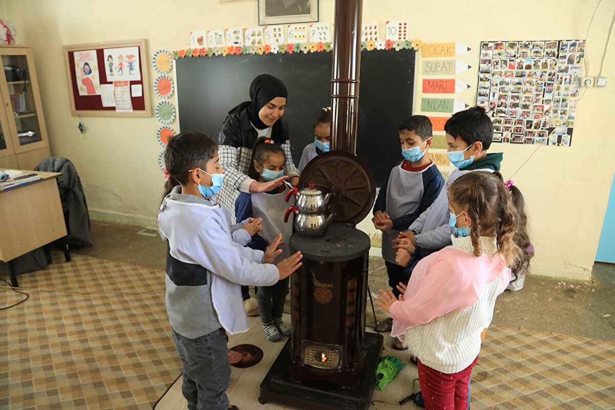 Zorlu koşullarda görev yaptığını dile getiren Yılmaz, "Ülkemizin birçok yerinde bu zorlu koşullar mevcut. Ama biz inandığımız yolda yürüyorsak önümüze çıkan her engeli bir fırsat olarak değerlendirmeliyiz. Çünkü bu engeller bize aynı zamanda deneyim ve tecrübe sağlıyor" ifadelerini kullandı.<br><br>