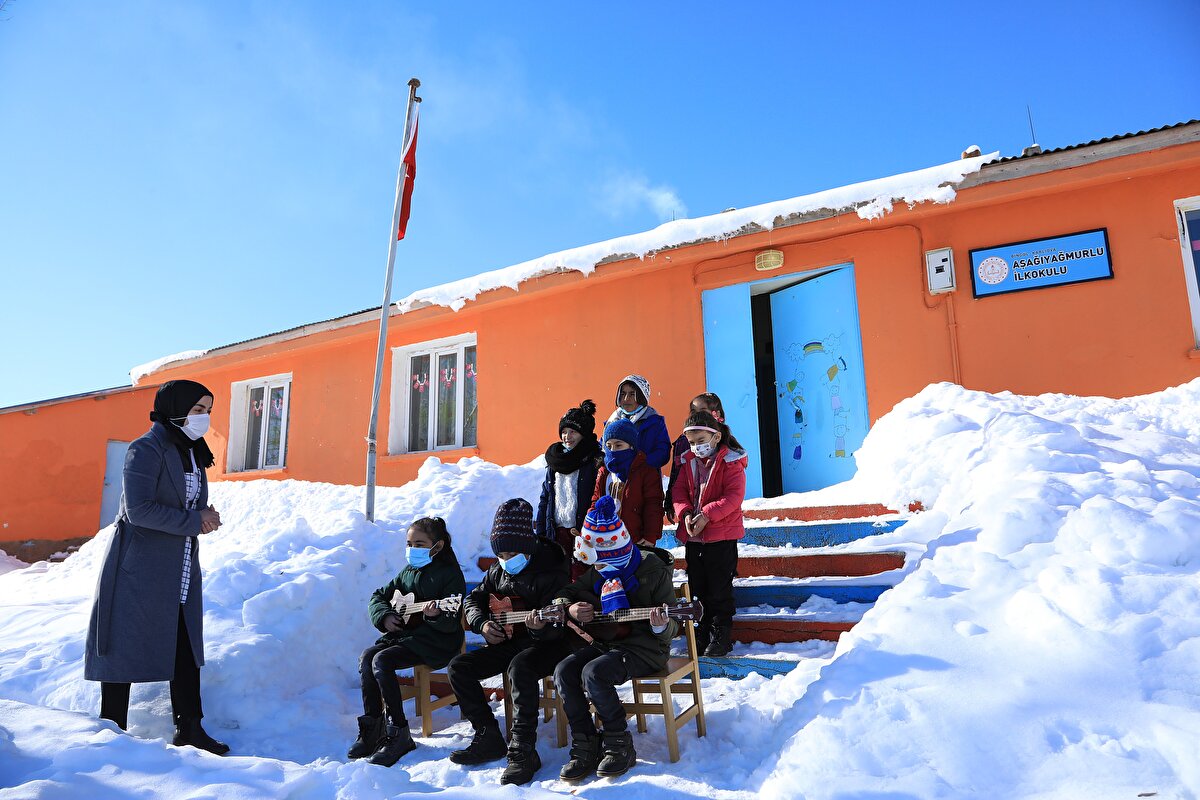 10 yaşındaki Esmanur Öztürk ise okula ilk başladığında çok şaşırdığını belirterek, "Emine öğretmenimiz bize ukulele çaldırdı. Ona çok teşekkür ediyorum. Her zaman bizim yanımızda" dedi.<br><br>