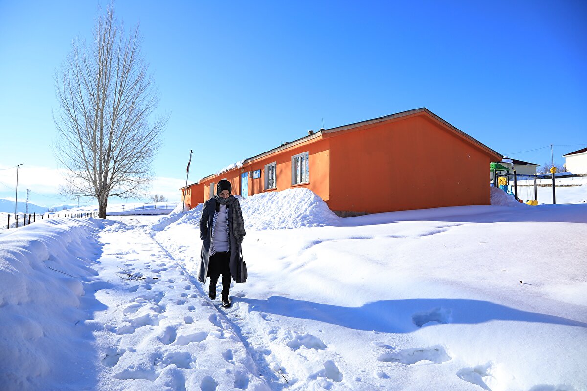 Sosyal ve teknolojik ihtiyaçların karşılanabilmesi için Doğu Anadolu Projesi (DAP) Bölge Kalkınma İdaresi Başkanlığına sunmak üzere "Yediden Yetmişe Herkes için Eğitim, Kültür ve Sanat" projesini hazırlayan Yılmaz'ın projesinin onaylanmasıyla çeşitli atölyelerin malzemeleri okula gönderildi.<br><br>