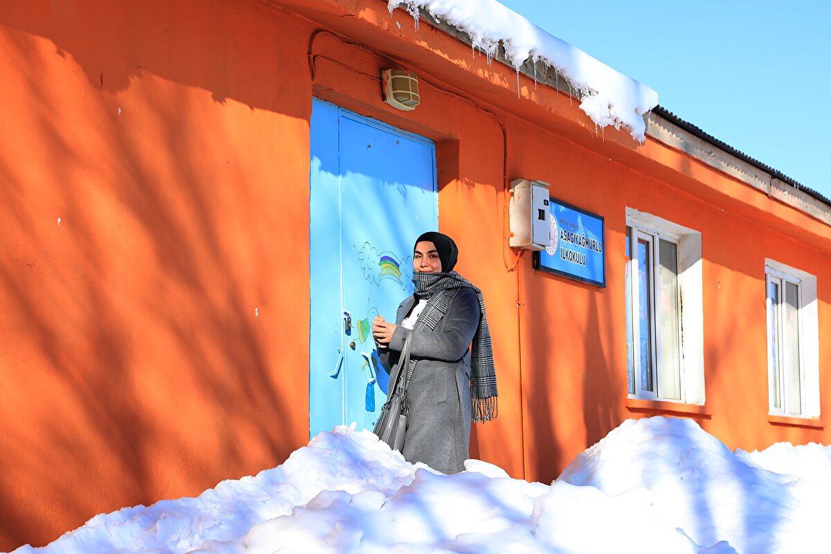 Yılmaz, gündüz saatlerinde sıcaklığın sıfırın altında 15'lere kadar düştüğü köyde, sobayı yakmak için 1 metre seviyesini aşan karda yürüyerek odunları kovayla sınıfa taşıyor. "Benim akıllı çocuklarım" dediği öğrencileri gelmeden sobayı yakarak sınıfının ısınmasını sağlayan Yılmaz, 1, 2, ve 4. sınıf öğrencilerini sevgiyle karşılıyor.<br><br>