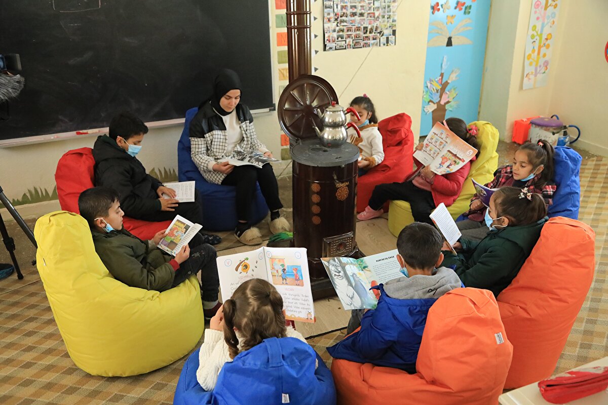 4. sınıf öğrencisi Bünyamin Turgut da öğretmeninin desteğiyle derslerinde başarılı olduğunu aktararak, "Öğretmenimiz çabaladı, bize her şeyi öğretti ve çalışkan olduk. Bilmediğimiz birçok oyunu ve ukuleleyi öğretti" diye konuştu.<br><br>