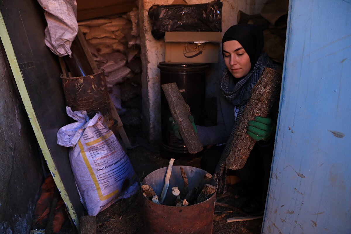 Yılmaz, göreve başladığından bu yana bir sürü "iyi ki" biriktirdiğini, her gün eve döndüğünde görev yapmanın mutluluğunu yaşadığını söyledi.<br>Mesleğini böyle bir köy okulunda yapmasının kendisine büyük tecrübe kazandırdığını aktaran Yılmaz, okulun müdürü, öğretmeni ve hizmetlisi olduğunu belirtti.