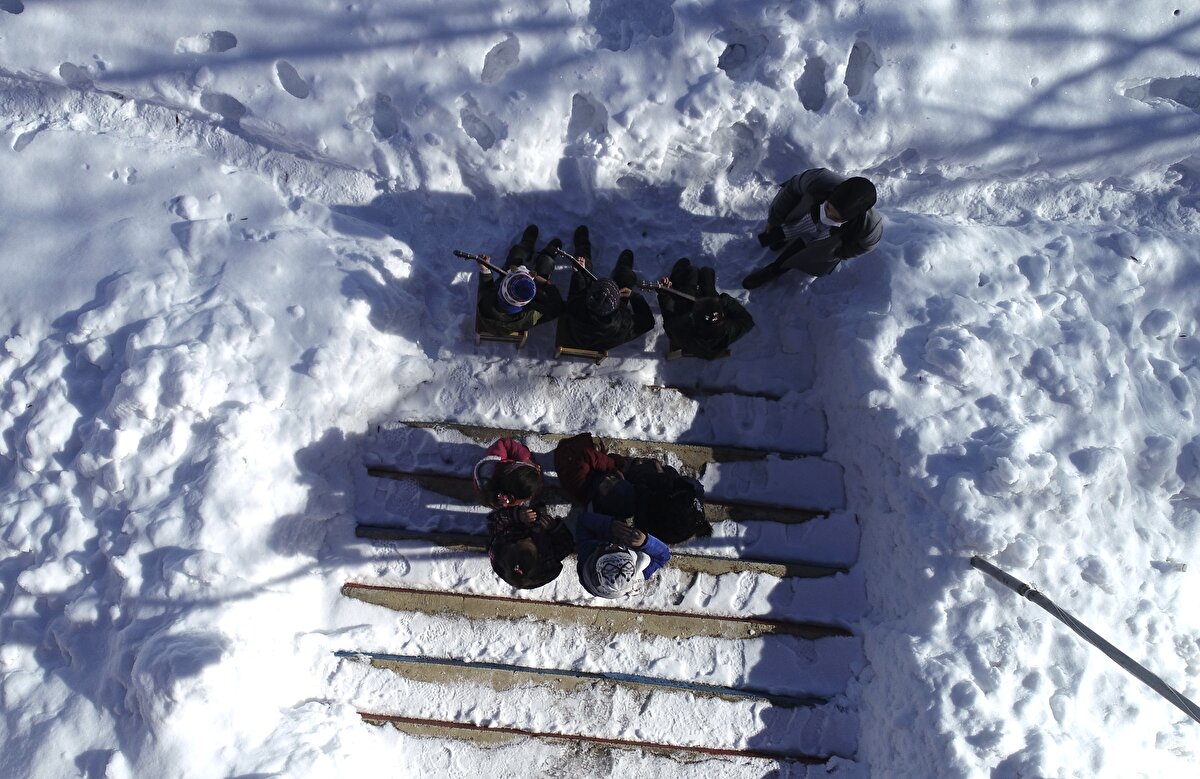 İlk görev yerindeki okulun birçok eksiğinin karşılanması için kolları sıvayan Yılmaz, İl Milli Eğitim Müdürlüğünün desteğiyle sıvaları dökülen okulun bakım ve onarımını yaptırdı.<br><br>