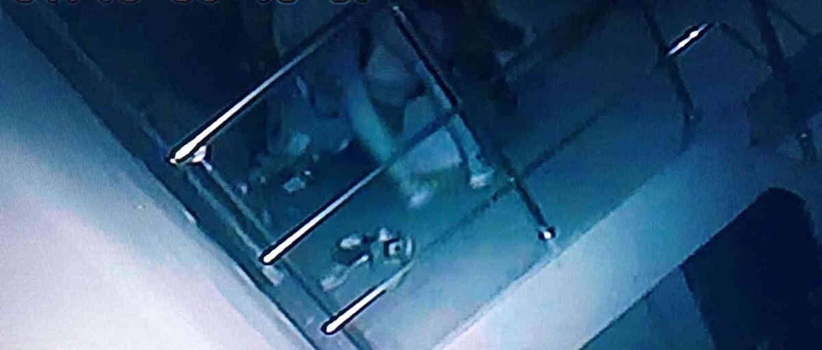 İstanbul Esenyurt’ta geçtiğimiz günlerde yaşanan olayda, 6 katlı apartmana giren kağıt toplayıcı kadın, bir süre katları gezerek etrafı kontrol etti.<br><br>Katta kimsenin olmadığından emin olan kadın hırsız, daire önünde bulunan ayakkabılığa giderek teker teker ayakkabıları toplamaya başladı.