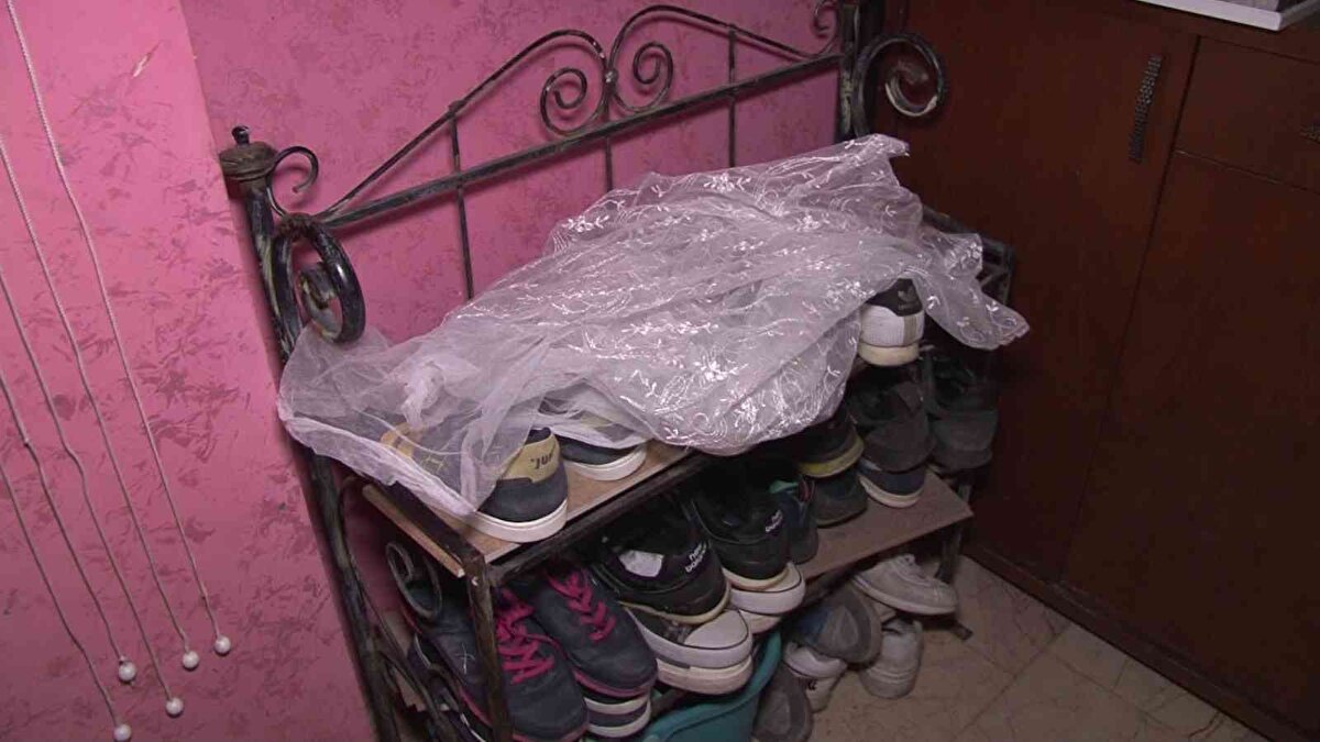 Korkulukta asılı olan paspasa ayakkabıları koyarak rulo halinde saran kadının, bir kağıda yazdığı notu kapıya iliştirerek kaçması ise hayrete düşürdü.<br><br>Hırsızın notunda ise “Ben ufak bir temizlik yaptım sizin için, iyi günlerde kullanmanız dileğiyle” yazdığı görüldü.<br><br>Sabah uyandıklarında ayakkabılarının çalındığını fark eden aile, notu görmeleriyle ikinci kez şok oldu.<br><br>Kapısının önünde çok sayıda ayakkabının çalındığını ve ardından bir not bırakıldığını söyleyen Ömür A., “Sabah 06.00 sıralarında hırsız apartmana girmiş. Sanki bizim daireyi biliyormuş gibi en üst kata çıkmış. Biz 6’ncı katta oturuyoruz. Direkt bizim dairenin önüne gelip ayakkabıları almış. Benim 6-7 çift ayakkabım vardı. Babamın ve annemin de ayakkabıları vardı hepsini almış. Sanki biliyormuş gibi. Halıyı götürmeye çalışmış. Kutuda soğan vardı. Soğanı almış. Notu görene kadar bir şey yapmayacaktım. Notu gördükten sonra çok şaşırdım. Nasıl cesaret edip o notu yazmış anlamış değilim. Güvenlik kamerasına baktığımda 9-10 dakikada işini halledip gitmiş.” ifadelerini kullandı.