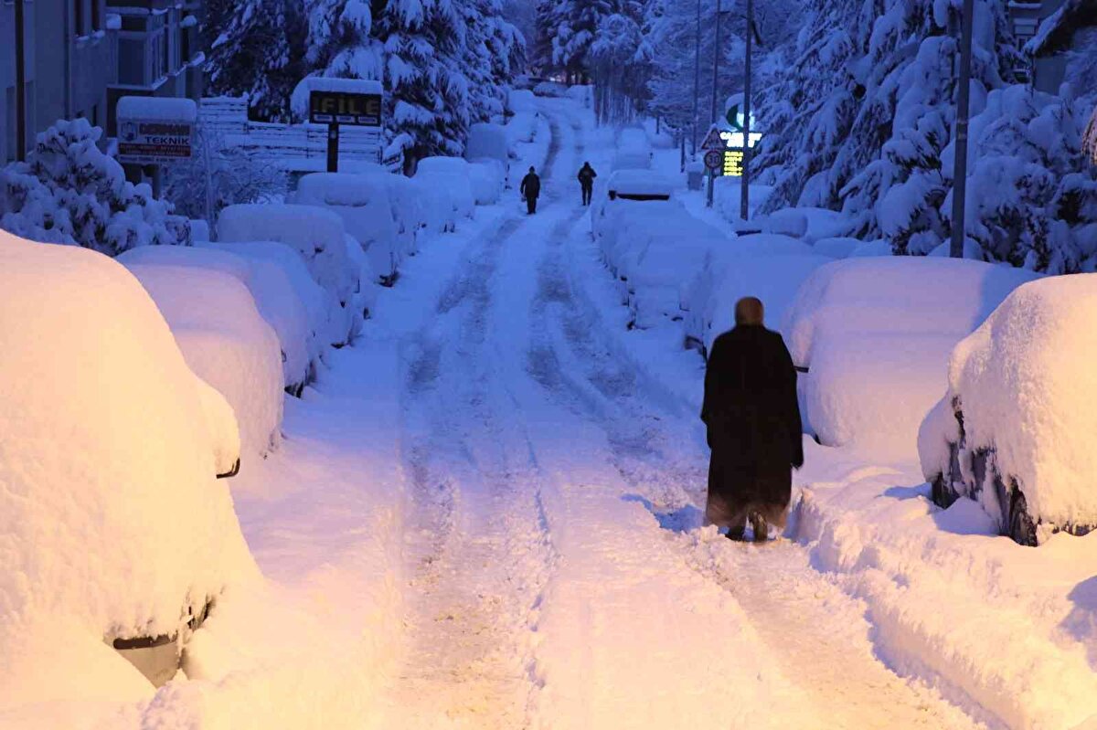 Her sabah yürüyüşe giden Şirinevler Mahallesi sakinlerinden Halim Çağ, kent merkezinde bu yıla kadar etkili kar yağışı görmediğini belirterek, “İlk defa bu kadar kar yağışına şahit oluyoruz. İnşallah hayırlısı ve bereketi olur" dedi.