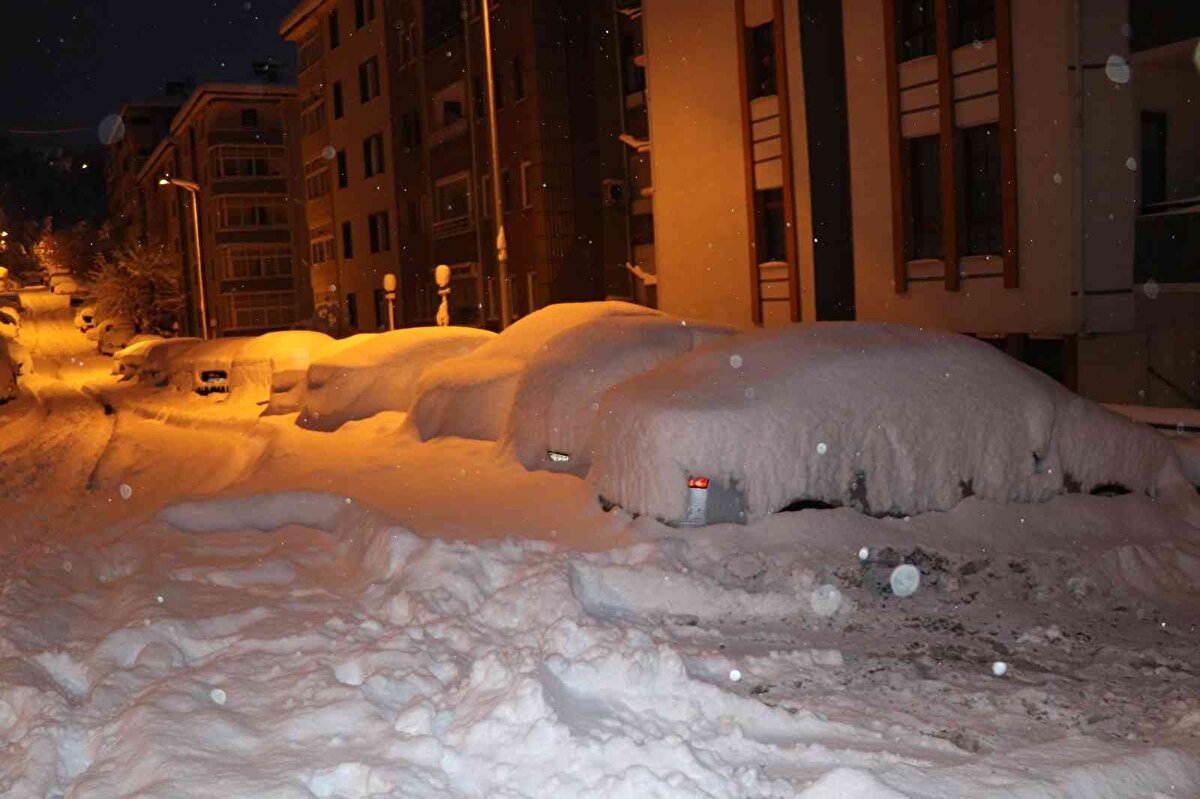 Gece saatlerinden itibaren yağışın devam ettiği kar yağışı sonrası kent merkezi beyaz örtüyle kaplandı.